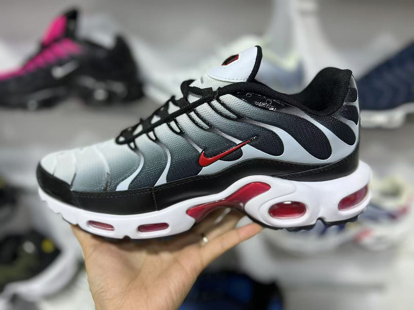 NIKE AIR MAX PLUS "BLACK/RED/WHITE"