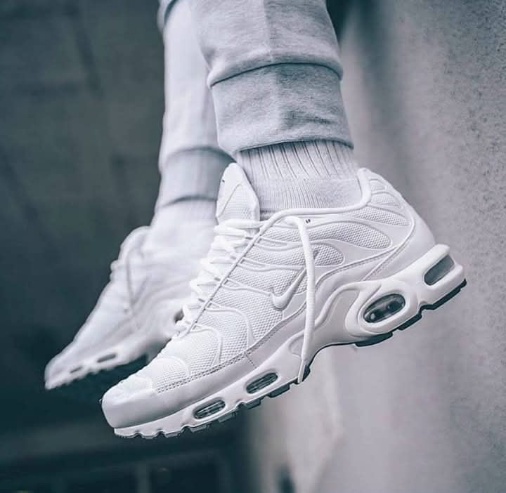 NIKE AIR MAX PLUS "TRIPLE WHITE"
