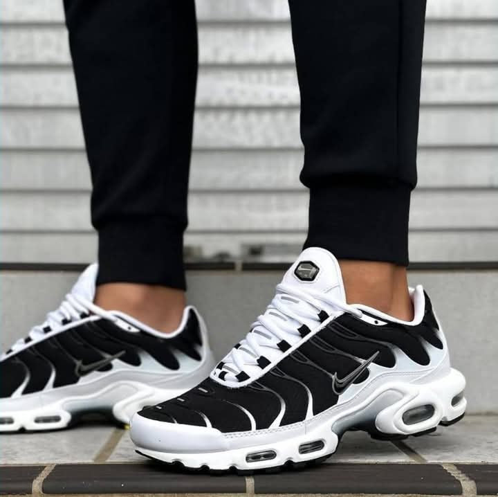 NIKE AIR MAX PLUS "BLACK/WHITE"