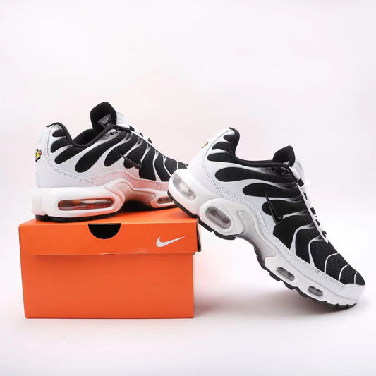 NIKE AIR MAX PLUS "BLACK/WHITE"