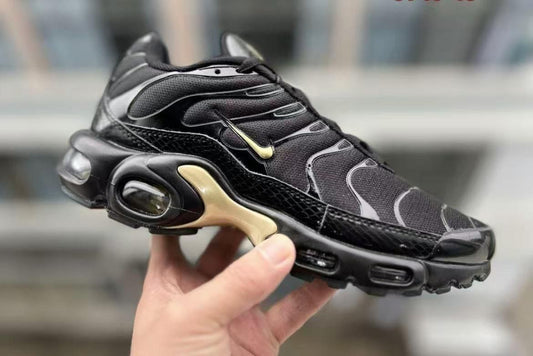 NIKE AIR MAX PLUS "BLACK/GOLD"